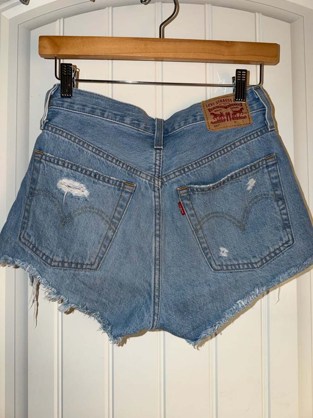 Levi’s 501 Distressed Cutoff Denim Shorts • W24 • High Rise Light Wash 🤍👖 - Picture 6 of 11